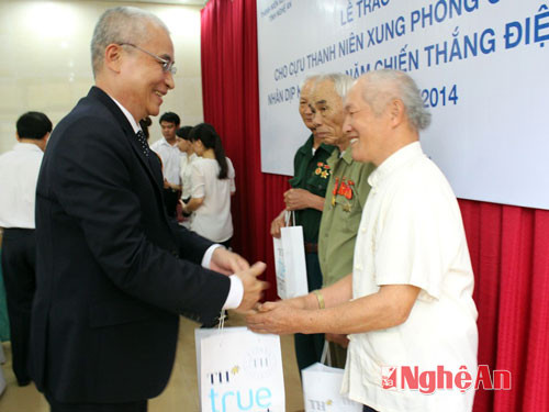 Ông Ngô Minh Hải, phó Tổng giám đốc tập đoàn sữa TH trao quà cho cựu TNXP.