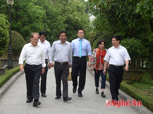 Đồng chí Hồ Đức Phớc và gia đình viện sỹ thăm đền thờ  Quang Trung