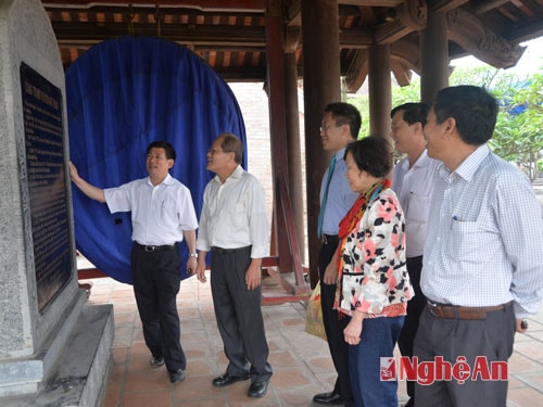 Đồng chí Bí Thư giới thiệu văn bia Hoàng đế Quang Trung.