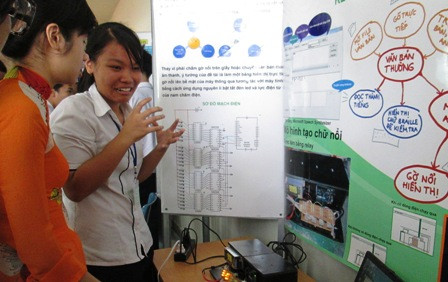 Diệu Liên giới thiệu về đề tài nghiên cứu Bảng hiển thị chữ nổi điện tử cho người khiếm thị tại chung kết cuộc thi Khoa học kỹ thuật dành cho học sinh trung học TPHCM năm học 2013 - 2014.
