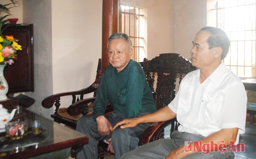 Anh hùng Phan Tư ở tuổi 84 (trái).