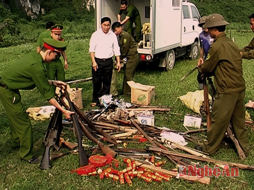 Lực lượng chức năng huyện Anh Sơn tiến hành tiêu hủy số vũ khí thu hồi được trong thời gian vừa qua