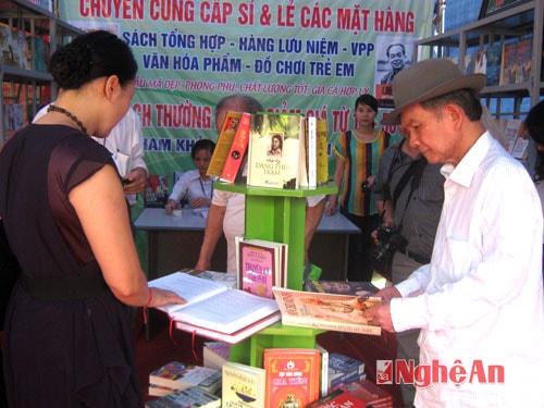 Bạn đọc tham gia Ngày hội sách Nghệ An sáng 19/4. Ảnh: Văn Hùng