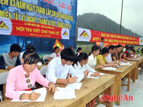 Các thí sinh dự thi viết chữ Thái tại Lễ hội Môn Sơn - Lục Dạ.