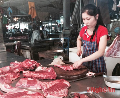 Thực phẩm giết mổ bán ở chợ Quán Lau (TP. Vinh)