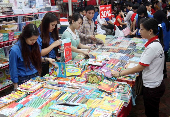 Đông đảo độc giả đến với Ngày hội sách - Văn hóa đọc 2014. Ảnh: TTXVN