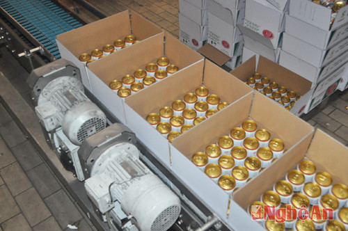 Dây chuyền sản xuất bia lon tự động của Công ty CP Bia Sài gòn - Nghệ An. Ảnh: Châu Lan