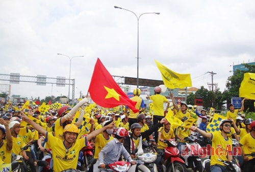 Cả chặng đường dài hàng ngàn CĐV vẫn không tỏ rõ sự mệt mỏi, ai nấy cũng nở những nụ cười thật hồ hởi và vui tươi.