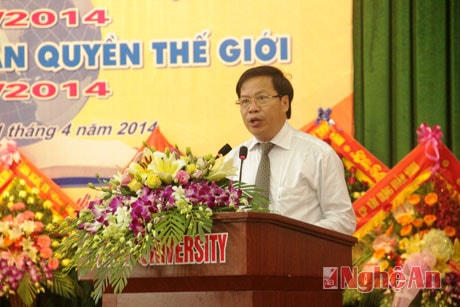Thầy Đinh Xuân Khoa - Hiệu trưởng ĐH Vinh phát biểu ý kiến