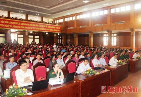 Đông đảo đại biểu và các em học sinh, sinh viên về dự chương trình