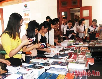 Nhiều học sinh, sinh viên đọc, tìm hiểu và mua sách tại các quầy sách của các nhà phát hành sách