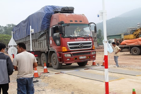 Các phương tiện được kiểm tra tại trạm cân di động đóng tại xã Diễn An, huyện Diễn Châu (Nghệ An). Ảnh: Dân trí