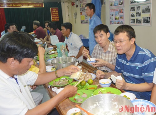 Các đại biểu trên con tàu hướng về Trường Sa luôn hài lòng với những bữa cơm do các đầu bếp đặc biệt thực hiện