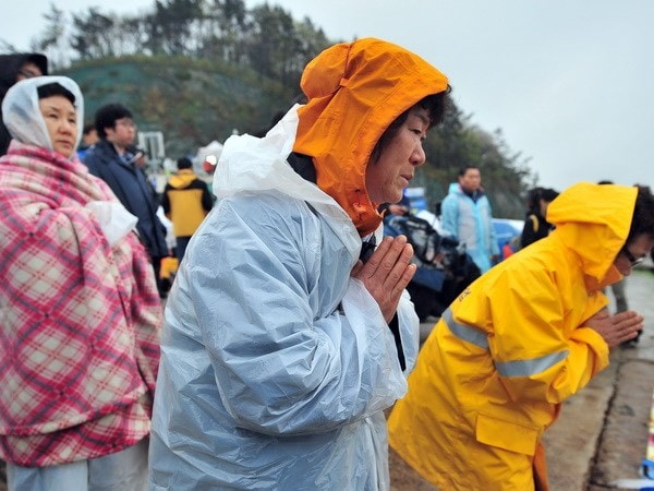 Cầu nguyện may mắn cho các hành khách mất tích trong vụ chìm phà SEWOL. (Nguồn: Kyodo/TTXVN)