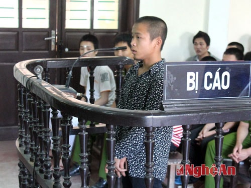 Bị cáo Hùng trước vành móng ngựa.