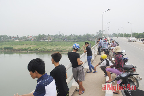 Nhiều người dân đứng trên cầu Đô Lương theo dõi tìm kiếm thi thể