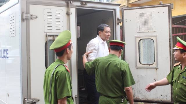 Bị cáo Dương Chí Dũng bị đưa từ xe thùng vào phòng xét xử.