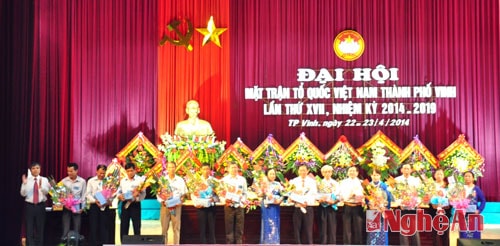 Lãnh đạo TP. Vinh tặng hoa cho đại biểu có thành tích trong công tác mặt trận.