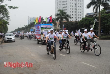 Đông đảo các bạn trẻ tham gia hưởng ứng chương trình tiết kiệm điện