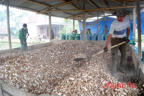 Người dân tự chế biến sắn sau thu hoạch. Ảnh: Phạm Bằng