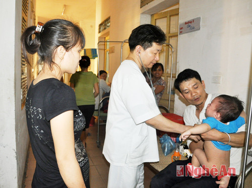 Hành lang Bệnh viện Sản - Nhi Nghệ An trở thành phòng bệnh, nên nguy cơ lây bệnh chéo khó tránh khỏi.
