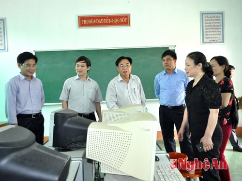 Đoàn giám sát tham quan phòng học vi tính.