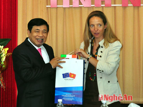 Phái đoàn EU tặng quà lưu niệm cho UBND tỉnh Nghệ An