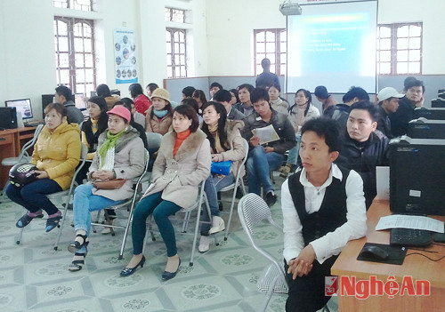 Người lao động nghe phổ biến các quy định về lao động ở Hàn Quốc tại Trung tâm GTVL Nghệ An.