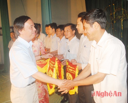 Lãnh đạo huyện Tân Kỳ trao cờ lưu niệm cho các đội nghệ thuật quần chúng về tham gia liên hoan