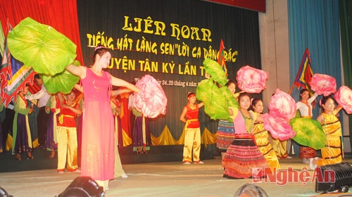 Tiết mục khai mạc “Hành hương về quê Bác” của đơn vị nghệ thuật quần chúng xã Nghĩa Hành 