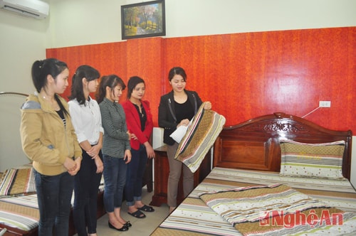 Sinh viên ngành Quản trị Khách sạn thực tập tại Trung tâm thực hành của Trường Cao đẳng nghề Du lịch - Thương mại Cửa Lò.