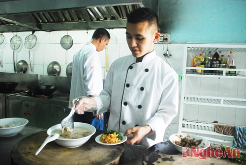Chế biến cháo nghêu.