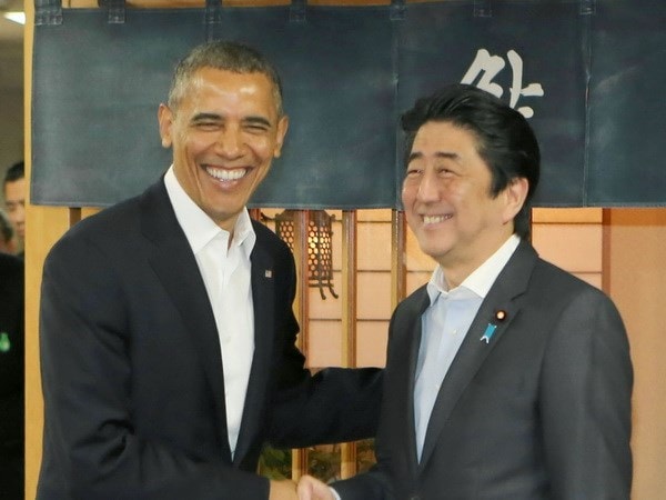Tổng thống Barack Obama (trái) bắt tay với Thủ tướng Nhật Bản Shinzo Abe phía trước nhà hàng sushi Sukiyabashi Jiro tại quận Ginza, Tokyo. (Nguồn: TTXVN)