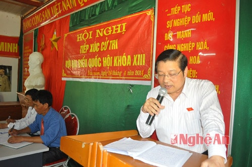 Đồng chí Phan Đình Trạc báo cáo với cử tri xã Bảo Nam