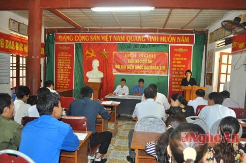 Bà Vi Thị Hương, đại biểu Quốc hội Nghệ An báo cáo nội dung chương trình kỳ họp thứ 7 với cử tri Bảo Nam
