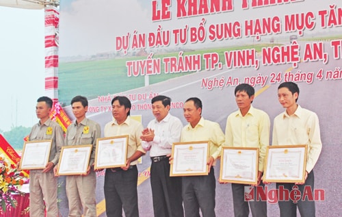 Đồng chí Nguyễn Xuân Đường trao...