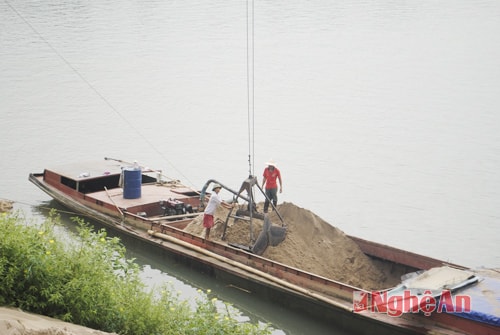 Tàu hút cát cả vùng cấm tại đoạn đang thi công cầu Rạng và tàu no cát đang về bến. 