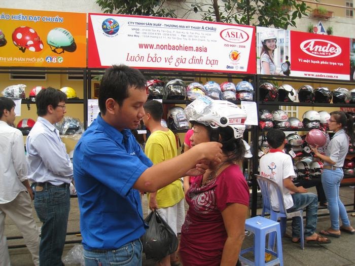 Sản xuất, kinh doanh và sử dụng mũ không phải mũ bảo hiểm sẽ bị xử lí nghiêm. Ảnh minh họa