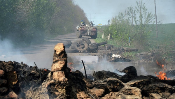 Xe bọc thép của quân đội Ukraine tiến vào thành phố Slaviansk và đụng độ với người biểu tình (Ảnh: Ria Novosti)