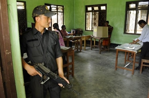 An ninh được tăng cường tối đa tại các địa điểm bỏ phiếu. (ảnh: BBC)