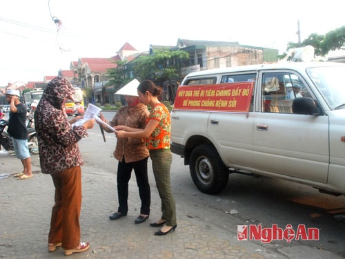 Tuyên truyền lưu động và phát tờ rơi phòng chống bệnh sởi ở khu vực chợ Quán Bánh, TP. Vinh.