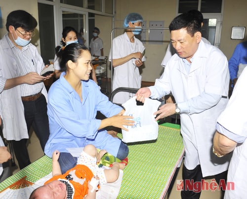 Đồng chí Hồ Đức Phớc tặng quà cho bệnh nhân sởi