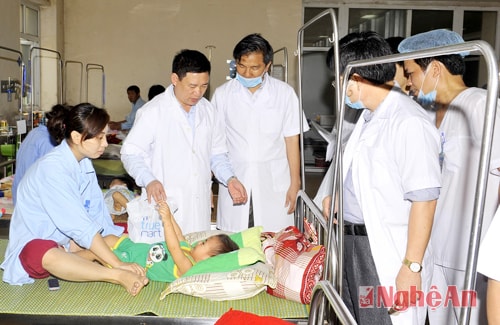 Đồng chí Hồ Đức Phớc thăm hỏi bệnh nhân sởi