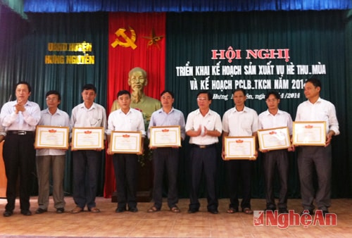 Tặng bằng khen cho các cá nhân có thành tích xuât sắc trong năm 2013