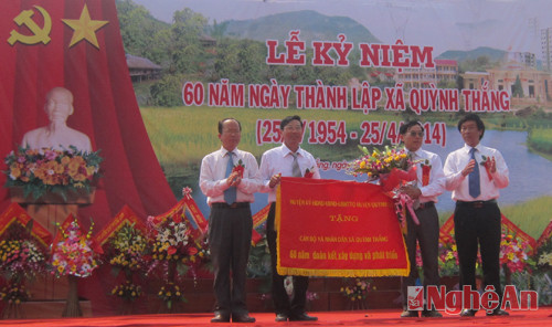 Lãnh đạo huyện Quỳnh Lưu trao bức trướng và hoa cho xã Quỳnh Thắng