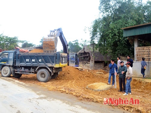 Đồng chí Trần Văn Hoàng - Chủ tịch xã Châu Tiến (đứng giữa) chỉ đạo GPMB đường vào làng nghề thổ cẩm Hoa Tiến.