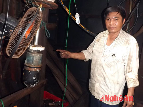 Anh Nguyễn Văn Minh giới thiệu các bộ phận máy dò ngang trên tàu cá.