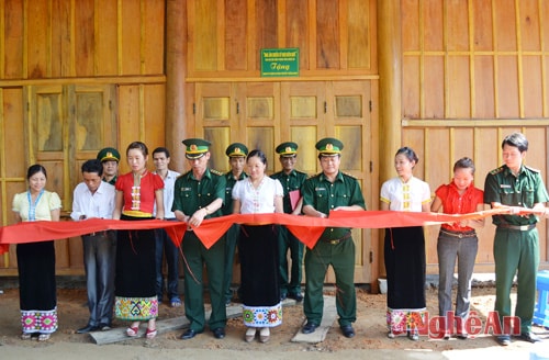 Các đại biểu cắt băng khánh thành đưa vào sử dụng “Mái ấm chiến sỹ nơi biên giới”