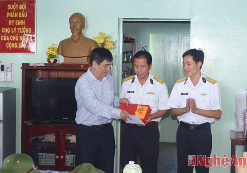 Ban tuyên giáo TW tặng quà cho cán bộ, chiến sĩ Nhà Dàn DK1/16