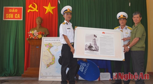Đoàn công tác tặng quà cho đảo Sơn Ca